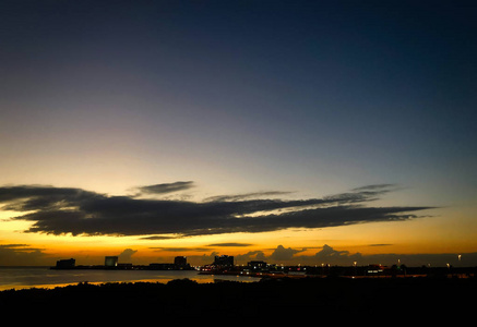 太阳落山在坦帕湾和考特尼坎贝尔桥的地平线上。