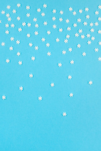 创意顶景平躺冬季框架。 概念冬季图案，白色雪花粉彩蓝色背景复制空间简约模板周年设计邀请卡