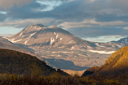 尤里耶夫斯卡亚山位于德森祖尔斯基和朱帕诺夫斯基火山之间。 纳莱切沃自然公园