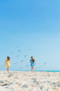 在热带海滩在海边玩耍在一起开心的小女孩