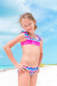 可爱的小女孩，在暑假期间海滩的肖像