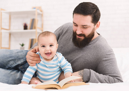 父亲和阅读书给小婴儿