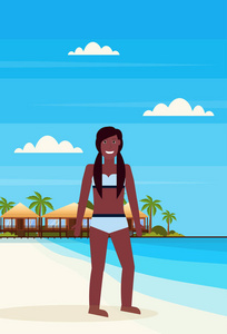 比基尼妇女在热带岛屿与别墅平房酒店在海滩海滨绿色棕榈景观暑假概念平垂直