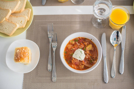 罗宋汤甜菜和蔬菜制成的红汤和带有大蒜卷的酸乳膏乌克兰俄罗斯和波兰菜的传统菜肴