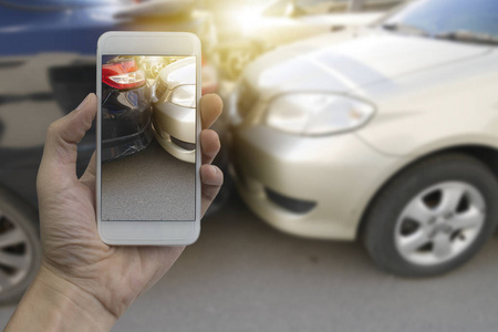 在车祸车祸车祸现场为汽车保险公司索赔时，用手合上智能手机拍照