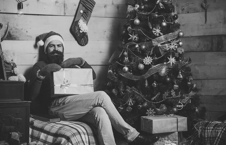 圣诞节快乐的人在圣诞老人帽子与礼物箱子