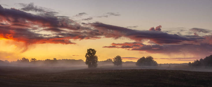 风景优美的天空，在秋天的田野上，早上波兰，拉茨基，拉克兰
