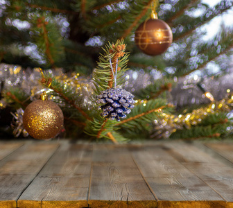 圣诞餐桌背景与圣诞树焦点图片