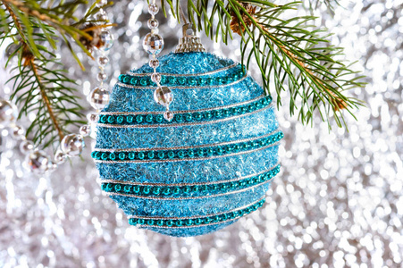 大美丽的蓝色球绿色的云杉枝在一个淡淡的模糊背景。 节日贺卡。 新年圣诞节背景。 项目的免费空间