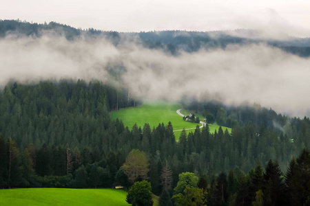 奥地利农村多云的山区景观。