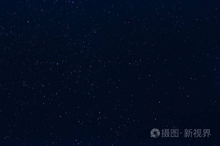 星星在深蓝色繁星的夜空中
