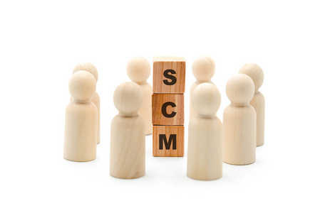 木制人物作为商业团队围绕缩写SCM供应链管理孤立的白色背景极简概念