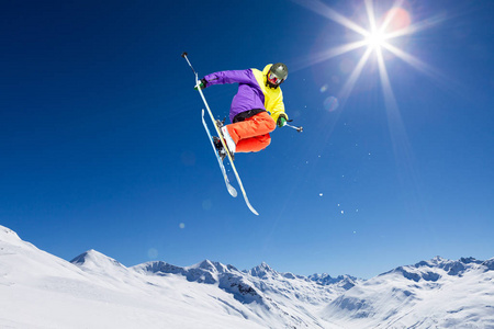 阳光明媚的日子里带着滑雪板的皮鲁埃特