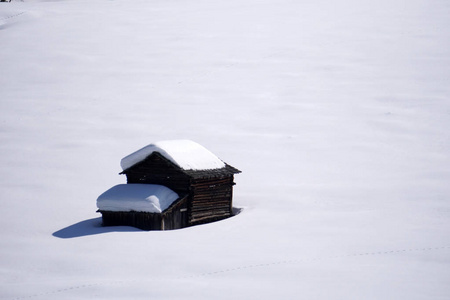 孤木山屋小屋，白雪覆盖