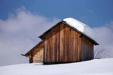 孤木山屋小屋，白雪覆盖