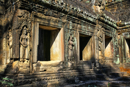 banteaykdei寺是高棉古寺，位于柬埔寨复杂的吴哥窟中，夏天收获柬埔寨