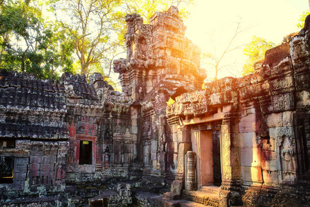 banteaykdei寺是高棉古寺，位于柬埔寨复杂的吴哥窟中，夏天收获柬埔寨