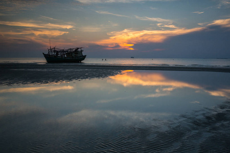 泰国二月KohSamui的壮丽日落