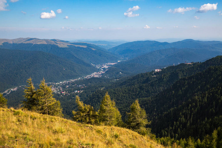 喀尔巴阡山脉孟特尼格林山脉美丽的夏季全景