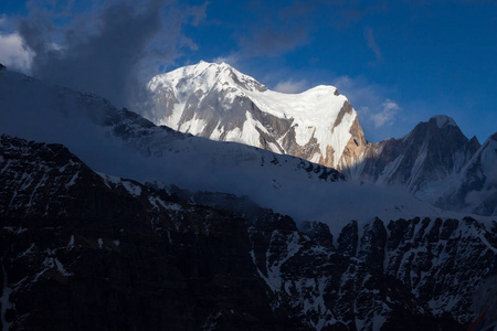 喜马拉雅山美丽的风景追踪到安纳普尔纳大本营