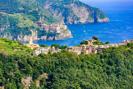意大利海岸Cinque Terre国家公园的Corniglia村。 在背景中你可以看到马纳罗拉。 意大利北部的拉斯佩齐亚利古里亚