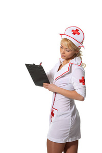 年轻迷人的护士拿着剪贴板