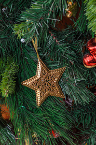圣诞树上挂着装饰物，金色的星星，靠近