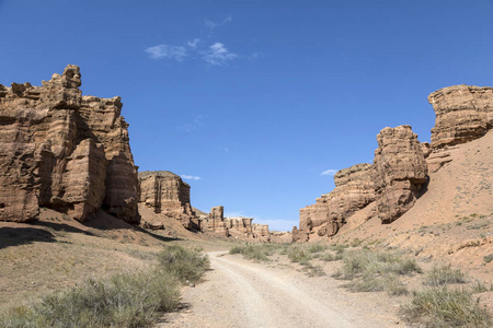 从峡谷到红砂岩悬崖。峡谷也被称为城堡谷，位于哈萨克斯坦阿拉木图以东。