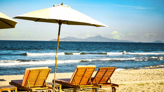 海边沙滩上的椅子。旅游度假度假理念..越南美丽的海滩，达南。