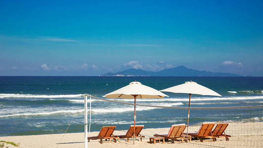 海边沙滩上的椅子。度假和旅游度假的概念。越南美丽的海滩。 丹南。