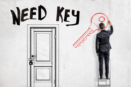 一个穿西装的人站在紧锁的门右边的梯子上, 上面有 需要钥匙, 在墙上画钥匙