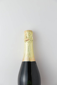 白色背景庆祝概念上的香槟瓶。