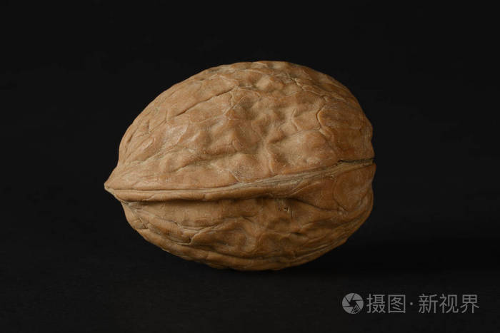 黑背景上分离的核桃照片-正版商用图片14vqte-摄图新