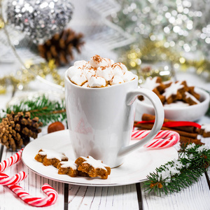 圣诞节和新年卡背景与热可可与棉花糖。 选择性聚焦。