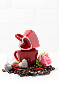 红杯和巧克力糖果的形式心脏在白色的 bac