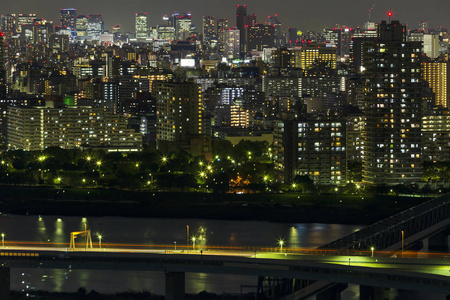 带夜灯的东京城市和天际线