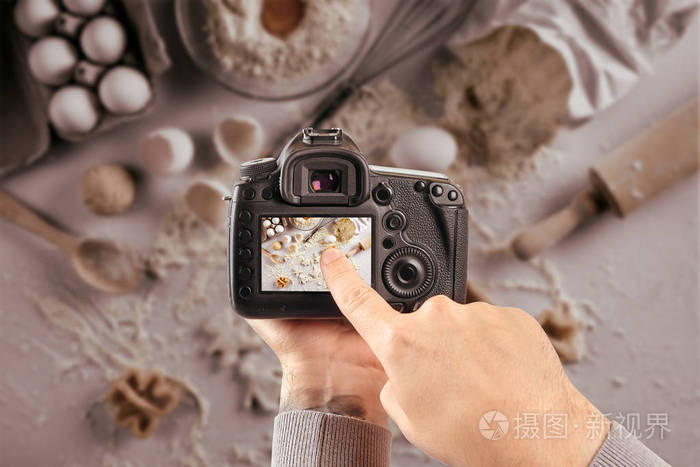 男子摄影师拍照.男性手拿着相机特写镜头