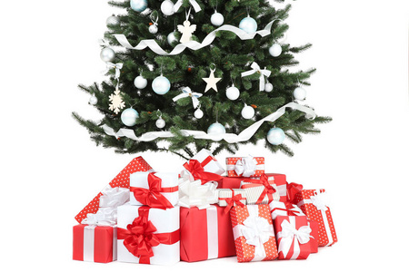带有白色背景装饰和礼品盒的圣诞树