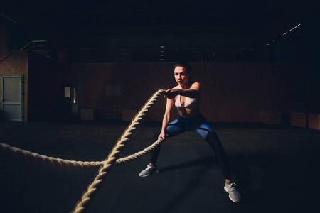 美丽的运动妇女工作与绳索盒健身房模仿空间信心运动生活方式活动爱好健康强大的女性训练