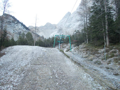 美丽寒冷的早晨景观攀登 zugspitze