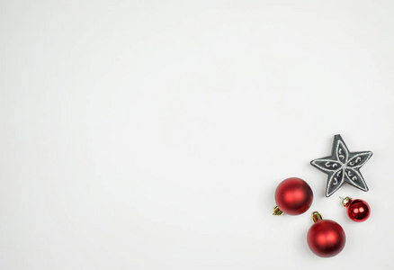 圣诞装饰, 红球和黑色银色星星在白色背景。平躺着。复制空间。顶视图