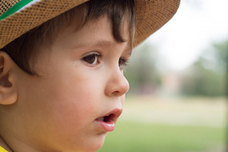 夏天肖像幼儿男孩。小男孩戴着草帽在夏天公园玩。