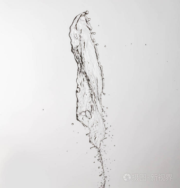 水飞溅与大量的下降在灰色的背景