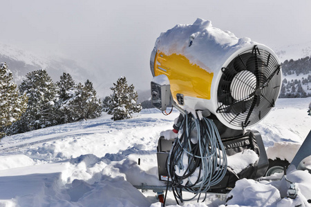 雪炮在山上的雪上。 在一个阳光明媚的冬天里，比利牛斯山的滑雪胜地在雪地里有许多蓬松的雪树，在远处的山顶上有许多雪树
