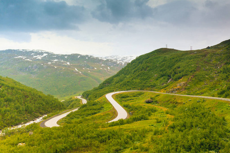 在挪威的山区道路景观