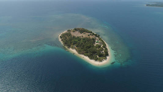 热带海岛 Putipot 与海滩