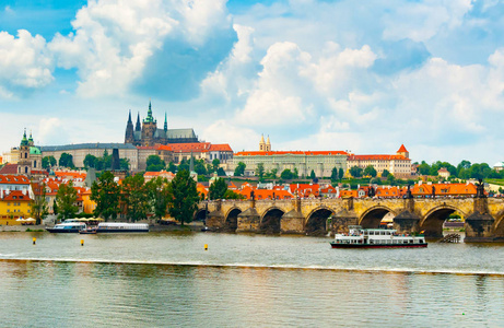 从伏尔塔瓦河对岸的马拉斯特拉纳和布拉格城堡的景色