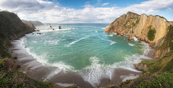 田园诗般的海岸线全景景观在坎布里特海Playa del Silencio沉默海滩阿斯图里亚斯西班牙。