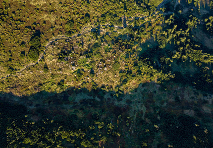 空中无人驾驶飞机景观照片生长在高岩石喀尔巴阡山上的绿色森林树木。欧洲南部自然公园的美丽景色。积极旅游和徒步旅行的目的地