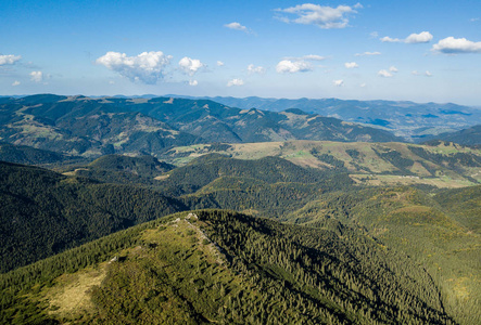 美丽的空中无人机照片，喀尔巴阡自然公园的山景。南欧高岩山。积极旅游的旅行目的地。去喀尔巴阡山徒步旅行